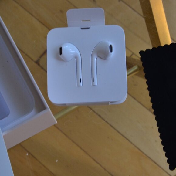 NEW Genuine Apple Lightning EarPods For iPhone 8 - Picture 3 of 8